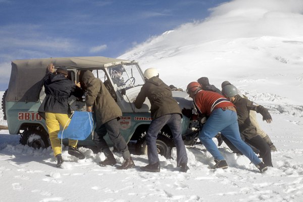 През 1975 цената на "съветския Jeep" е била 7000 рубли - доста солено за обикновени хора във време, когато средната заплата в СССР е била 133 рубли. В днешни пари това прави 1.957 милиона рубли, или 22 600 евро. 
