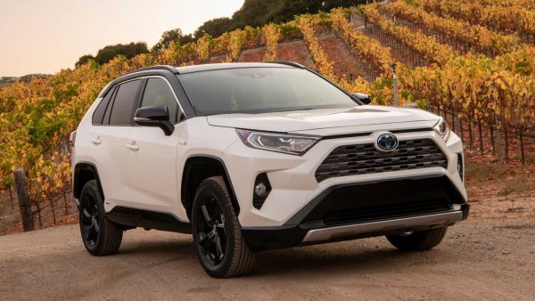 На същата цена днес в Русия се продава Toyota RAV4 с двойно предаване, двулитров бензинов мотор и 149 коня максимална мощност. 
