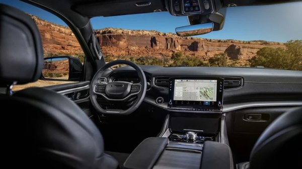 Просторният интериор на обновения Jeep Wagoneer за 2026 осигурява изключително изживяване при слушане, защото звукът прониква във всички посоки. Jeep използва висок клас аудиосистема McIntosh с 19 високоговорителя, разпръснати из целия голям интериор, която се предлага стандартно за ниво на оборудване Series III. McIntosh са известни със своето майсторство, като често полагат огромни усилия за проектирането на нова аудиосистема, за да са сигурни, че тя отговаря на очакванията на аудиофилите. 

Wagoneer може да произвежда ясно аудио дори ако увеличите силата на звука до много по-високо ниво, което би причинило изкривяване при други системи.

Междувременно моделът Grand Wagoneer разполага с също толкова впечатляваща фабрично инсталирана система от McIntosh, но с 23 високоговорителя вместо 19-те на Wagoneer.
