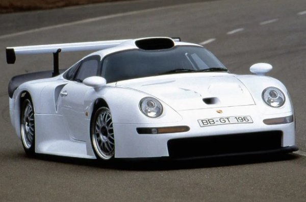 С падането на Берлинската стена падата и някои рекорди при немската фирма. Титлата на най-мощното Porsche цели 11 години държи 959 Sport, докато през 1997-а идва часът на 911 GT1. Със своите 544 коня колата хомологира модела, с който германската марка ще се състезава в категорията GT1 на Световния шампионат за издръжливост.