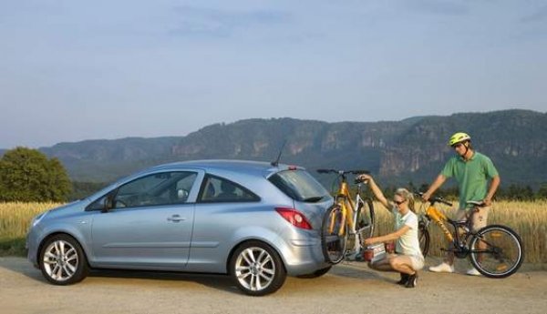 Opel Corsa D със сгъваем багажник за колела.