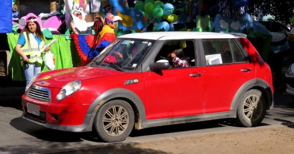 В Китай обаче са намерили решение на това и още от 2009 година се продава Lifan 320, който почти изцяло повтаря външния вид на Mini Cooper Clubman. За да има и малко разнообразие, дизайнерите на модела са взели елементи и от Fiat 500. Резултатът е, че китайският модел се продава, при това съвсем нелошо.