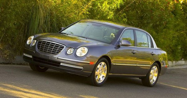 Много по-евтиният Amanti е далеч от лукса и мощността на модела на Mercedes, което се отрази на продажбите на корейския автомобил и в крайна сметка той беше спрян. В Kia обаче са си взели поука и вече правят коли, чийто дизайн блести със собствен стил.