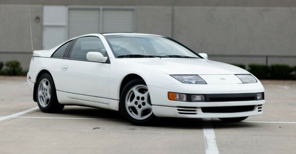 На свой ред, Nissan 300ZX Z53 не само успя да копира външния вид, но и представянето на пътя. Японският модел дори е по-мощен, тъй като разчита на V6 двигател с цели 300 к.с., но ускорението от 0 до 100 км/ч е по-бавно - 7 секунди.