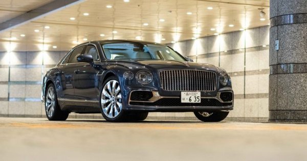 Bentley Flying Spur се появи през 2005 година и се наложи като един блестящ автомобила, като наскоро той смени поколенията. Отличното му представяне явно вдъхнови американската компания Lincoln, чийто Continental Concept с V8 двигател много прилича на британския модел.