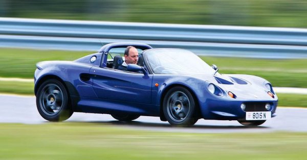 Когато Tesla Roadster дебютира пред света, основният акцент беше върху нейните впечатляващи технически данни. Малцина очакваха, че една суперкола може да се задвижва от електромотор и батерии, като предлага нечуван по това време пробег с едно зареждане. Освен това, тя беше и доста скъпа, което също направи впечатление.