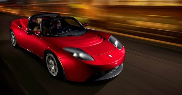 Ако обаче човек с вгледа в Roadster и се съсредоточи само върху дизайна, ще разбере, че електромобилът на Tesla изглежда по същия начин като Lotus Elise. Единствената разлика е това, което се намира под капака, но в крайна сметка именно то се оказва и решаващо.