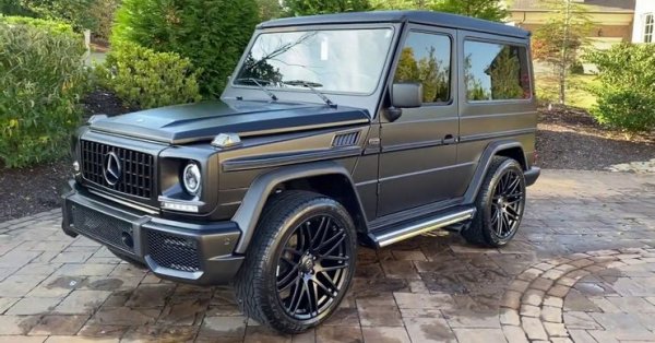 Suzuki Jimny е много симпатичен малък автомобил, който се радва на огромна популярност на повечето пазари по света. Факт е, че техническите му характеристики не са толкова впечатляващи, но пък офроуд-способностите му го правят много желан от феновете на такъв тип автомобили.