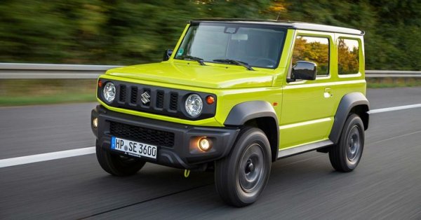 На външен вид обаче Jimny прилича на компактна и изрязана G-Class. Разбира се, японският всъдеход не е толкова луксозен и комфортен. Извън пътя обаче той се справя почти толкова добре колкото и легендарният германски всъдеход.