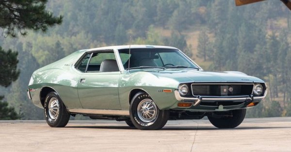 AMC Javelin е страхотен muscle-car, който излиза през 1971 година. Той обаче се появи в крайно неподходящ момент, тъй като малко след това избухва световната петролна криза. В крайна сметка AMC не успя да оцелее и беше закрита през 1987 година. Точно по това време се появи Nissan Nissan Skyline GT-R, който поразително прилича на AMC Javelin.