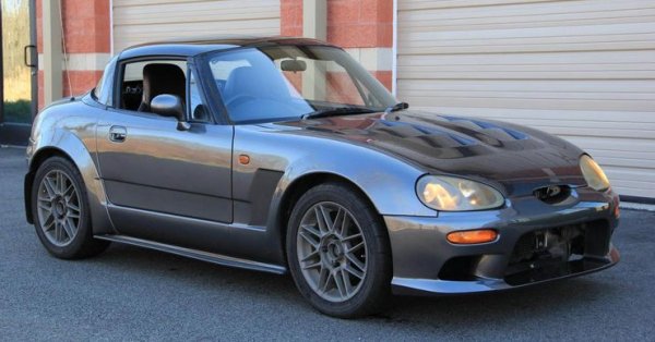 Ако Suzuki Cappuccino бъде поставен на определено разстояние пред Mazda Miata NB, ще бъде доста трудно да се открият разлики между двата автомобила, които всъщност са доста очарователни. Ако са един до друг обаче, малкото "капучино" изглежда като детска кола в сравнение с модела на Mazda.