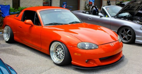 Разликата не е само в размерите на двата автомобила, но и в мощността на техните двигатели, както и на характеристиките им. За разлика от Miata, моделът на Suzuki е направен предимно от алуминий и това го прави много лек. Така той попада по-скоро в категорията на популярните в Япония "кей-кар".