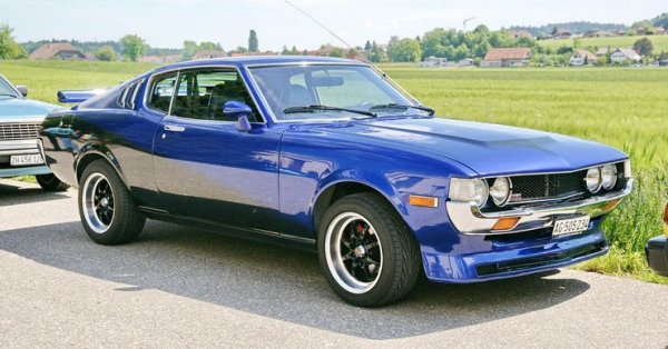 Много преди да се появи Toyota Supra имаше Toyota Celica. А преди Celica имаше Ford Mustang. Американският фастбек се появи през 1969 година, докато лифтбекът на Toyota излезе 4 години по-късно. Затова и съвпаденията между двата модела са доста подозрителни.