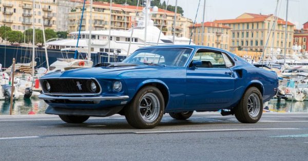 Факт е, че отпред двата автомобила изглеждат малко по-различно. Така, че те по-скоро са братя от различни майки, а не близнаци. Японският модел събра много фенове, но колкото и да им е неприятно, дори те трябва да признаят, че той е моделиран в стила на американския muscle-car.