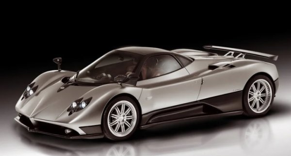 Zonda е първият сериен автомобил на Pagani. Представен през 1999 г., технически не стига до производство няколко години. Последният пътен екземпляр (шаси № 140, &bdquo;Arrivederci&ldquo;) беше доставен през 2019 г. Автомобилът включва както и законни за движение по пътищата версии, така и проектирани модели 

Zonda R за пистата. Pagani Zonda HP Barchetta, един от вариантите с най-високо оборудване, е регистриран като един от&nbsp; най-скъпите хиперавтомобили, правени някога.

Хорацио Пагани работи с Mercedes-Benz-AMG от самото начало за двигателите, задвижващи неговите автомобили. Zonda разполага с разнообразие от настроени от AMG V12 мотори през годините, като се започне с 6,0-литрова версия, даваща 389 к.с. в ранните модели Zonda C12. Шаси #140, Zonda Arrivederci има7,3-литров Mercedes-AMG V12 с мощност 789 конски сили и 811 lb-ft въртящ момент.

В допълнение към Zond - Pagani също произвежда Huayra (от 2012 г.) и Utopia (представен през 2023 г.) И двата летят с мощни двигатели Mercedes-AMG V12. В момента Pagani прави само 50 автомобила годишно, всеки от които е ръчно изработен според спецификациите на собственика си на цена от няколко милиона долара.
