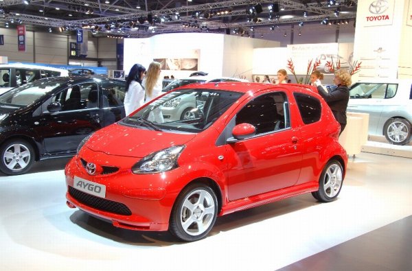 Toyota Aygo. Автомобилът е технически идентичен със Citroen C1 и Peugeot 107. Трите модела се произвеждат в Словакия. 