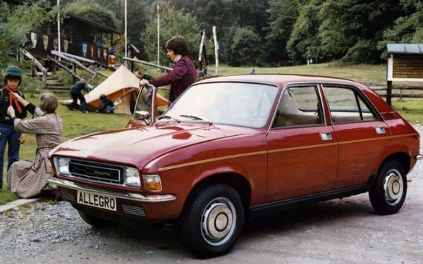 Най-странното при този автомобил е квадратният волан. Въпреки това от модела са продадени повече от 12 000 бройки, най-вероятно заради кожения салон с дървени елементи, специалните стелки и подобрената шумоизолация.
