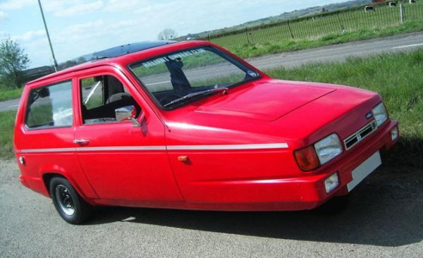 Тази кола има три колела, като големият проблемът не е броят, а позиционирането им - две са отзад и едно отпред. Това прави машината много нестабилна и опасна за каране. Колата може и да не е практично, но това по никакъв начин не се отразява на нейния култов статус.
