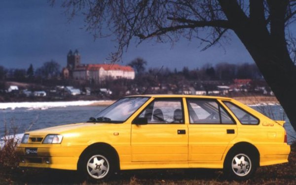 Полският автомобил е разработен съвместно с Fiat, като дизайнът му е на Джорджето Джуджаро. От модела са произведени над 1 млн. бройки, като в тях не влизат пикапите и микробусите, използващи същата основа. Въпреки спорния си външен вид, Polonez е доста популярен не само на вътрешния, но и на външния пазар.
