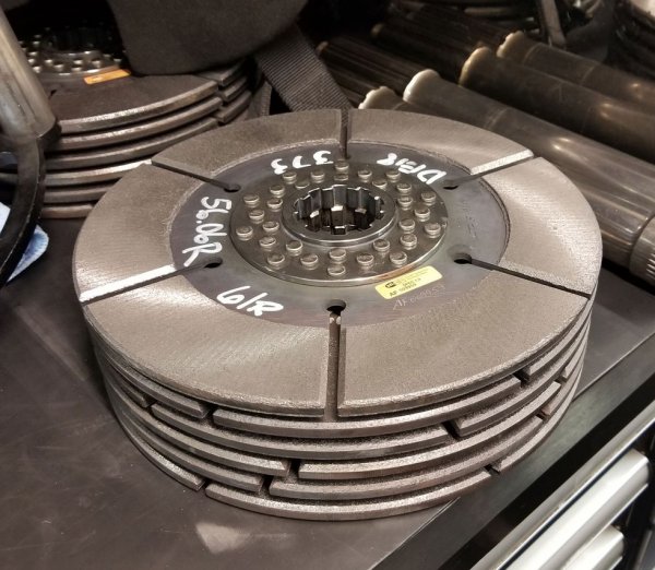 Драгстерът няма трансмисия, но за сметка на това ползва сложен многодисков съединител, за да постигне ускоряването до над 500 км/ч без промени в предавателните числа. Съединителят има шест диска от закалено желязо, притиснати между маховика, плюс пет стоманени свободно плаващи диска и притискаща плоча. Целият механизъм е към 25 см в диаметър и 25 см дълъг. 
Водачът има педал за съединителя, но той е по същество превключвател - включено и изключено. Прецизната настройка на съединителя е може би най-отговорната задача при подготовката на драгстера. 
