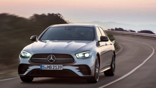 14% спад за премиум бранда от началото на годината, и цели 30% спад през ноември. Пазарният дял на Mercedes намалява с почти цяла единица до 5.2%, а изоставането зад BMW е вече над 30 000 автомобила. 
