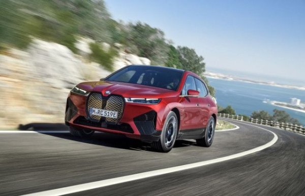 През ноември кризата с чиповете вече застига и баварците, които иначе ще изпратят доста добра година, с около 5% над миналогодишните резултати, със солиден аванс пред конкурента Mercedes в Европа, и с пазарен дял от 5.5%. 
