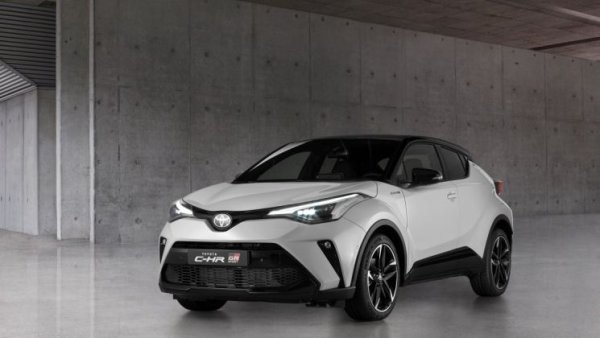 Японците растат неумолимо на европейския пазар като отплата за дългогодишните си инвестиции в хибридни технологии, които за момента покриват спокойно стандартите на Брюксел. Марката има 13% ръст от началото на годината и пазарният й дял за пръв път достига 6%.
