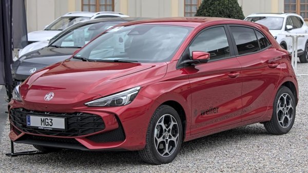 Продажби през 2025: 2.93 милиона
Новото име на държавната Shanghai Automotive Industry Corporation, основана още през 1955 и базирана в Антин, край Шанхай. В миналото бе най-вече местен производствен партньор на европейски производители като Volkswagen, но днес над половината произвеждани автомобили са от собствените марки:
- MG 
- IM Motors
- Rising Auto
- Roewe
- Maxus
- Wuling (джойнт-венчър с GM)
- Baojun
НА СНИМКАТА: MG 3

