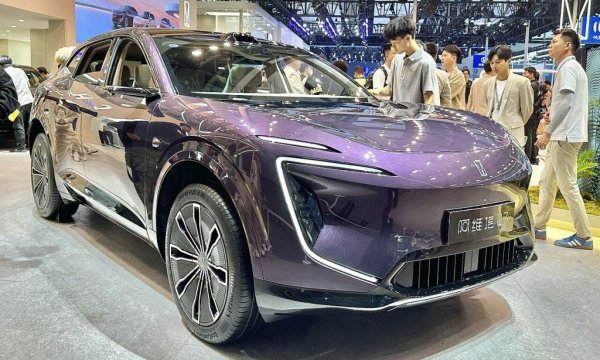 Продажби през 2025: 2.91 милиона
Държавна компания с над век и половина история, но произвежда автомобили от 1984 година насам (през 2025 отпразнува 30-милионната кола, излизаща от заводите й). Базирана е в Чонкин. Все още е производствен партньор за Китай на Mazda и Ford, но цитираните горе продажби се отнасят само до собствените й марки:
- Changan
- Deepal
- Avatr
- Qiyuan
- Kaicene
НА СНИМКАТА: Avatr 07
