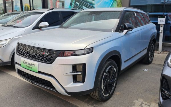 Продажби през 2025: 2.63 милиона
Chery Automobile Co, основана през 1997 в Уху, провинция Анхуй, като държавна компания под контрола на провинциалното правителство. През 2025 тя бе листната на борсата. Притежава над дузина автомобилни марки:
- Chery 
- Jaecoo (за износ)
- Omoda (за износ)
- Ebro (сглобявани в Испания)
- Lepas
- Exeed
- Jetour
- iCar
- Rely
- Soueast
НА СНИМКАТА: Chery Tiggo 7 (предлаган в Европа като Jaecoo 7)
