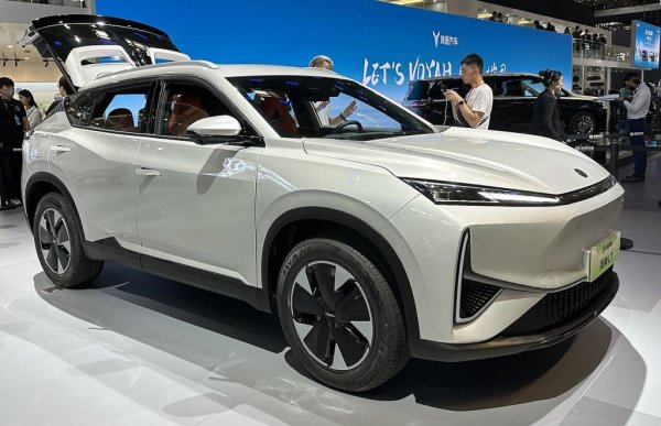 Продажби през 2025: 1.5 милиона
Dongfeng Motor Corporation e eдна от четирите големи държавни компании, създадени още в епохата на Мао. Базирана в добре познатия ни град Ухан, провинция Хубей. Производствен партньор за Китай на Nissan, Honda и, в миналото, на Peugeot-Citroen. Собствените марки на Dongfeng:
- Aeolus
- Voyah
- Nammi
- M-Hero
- Forthing (чрез дъщерната Dongfeng Liuzhou)
- ePi
НА СНИМКАТА: Aeolus L7
