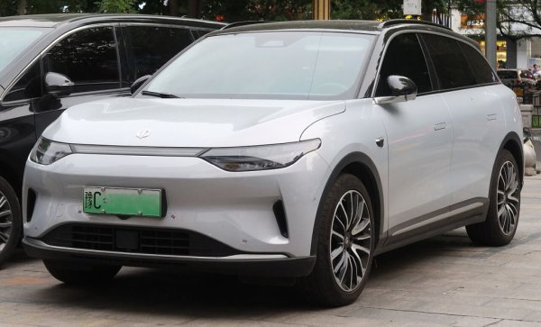 Продажби през 2025: 0.596 милиона
Zhejiang Leapmotor Technology Co, която използва търговското име Leapmotor, е от град Ханджоу, основана през 2015 от компания, произвеждаща оборудване за видеонаблюдение. Първият автомобил е представен през 2019, а през 2023 Stellantis откупи 20% дял от компанията. През 2025 вече бе на пето място по продажби от всички китайски марки. 
Произвежда електрически и хибридни модели под едноименната марка Leapmotor. 
НА СНИМКАТА: Leapmotor C11
