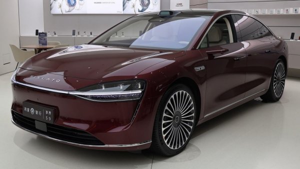 Продажби през 2025: 0.589 милиона
Още едно доказателство, че китайската автомобилна индустрия не се развива при същите правила като останалите по света. HIMA е съкратено от Harmony Intelligent Mobility Alliance - съюз, иницииран от технологичния гигант Huawei, в който няколко автомобилни производители (Seres Group, Chery, BAIC, JAC и SAIC) участват с по една своя марка. Алиансът произведе едномилионния си автомобил само 43 месеца след появата си, което най-вероятно е световен рекорд. 
Марките на HIMA:
- AITO (със Seres Group)
- Luxeed (с Chery)
- Stelato (с BAIC)
- Maextro (с JAC)
- SAIC (със SAIC)
Продажбите на тези модели са калкулирани само тук и не са включени в резултатите на партньорските компании. 
НА СНИМКАТА: Stelato S9
