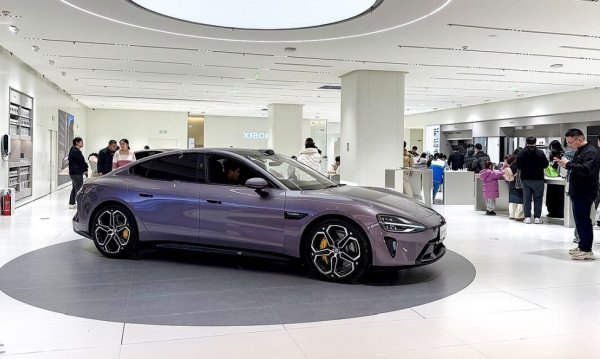 Продажби през 2025: 0.410 милиона
Производител на електрически автомобили, основан през септември 2021 като дъщерно дружество на гиганта за потребителска електроника Xiaomi. Все още има само два модела на пазара - YU7 и SU7, но само за последната година на практика утрои продажбите си. Автомобилното поделение е базирано в столицата Пекин. 
НА СНИМКАТА: Xiaomi SU7
