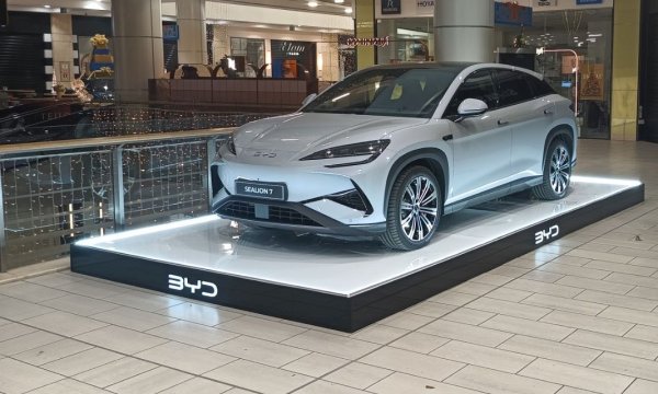 Последната година донесе сериозно оживление в интереса на китайските марки в България. 

BYD: Както Automedia.bg първа съобщи през декември, гигантът идват в България и дори показа два автомобила в софийските молове за Коледните празници, докарани от първия дилър у нас, свързан с "Дару кар". В средата на февруари "Авто Юнион", дружество на "Еврохолд", съобщи, че също ще продава модели на BYD. Дистрибуцията на BYD се осъществява чрез дъщерното й дружество, регистрирано в Румъния. 

Geely: Марките на гиганта се внасят в България от словенската SEEAG, представител за целия регион. Още от 2024 на пазара са Geely и Lynk & Co, всеки момент се очаква навлизането и на Zeekr. 

GWM: Great Wall е китайската марка с най-дълго присъствие на българския пазар, и е единствената с производствена база у нас (в Баховица край Ловеч), макар и понастоящем неактивна. Компанията "Българска автомобилна индустрия" продава марките Haval, Ora, Wey и Great Wall.

НА СНИМКАТА: Модел на BYD, изложен в софийски мол по Коледа
