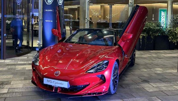 SAIC: Шанхайската компания вече е представена на българския пазар с бранда MG. Вносители са собствениците на представителя на Kia у нас. 

Chery: Компанията стъпи официално на българския пазар през декември с експортно ориентираните си марки Jaecoo и Omoda. Вносител е унгарската Genius Auto, пред офиса си в Букурещ. 

Dongfeng: Няколко от марките на този производител (Aeolus, Dongfeng, M-Hero, Nami, Forthing) се продават у нас от "Чайна Моторс", дружество от орбитата на "Еврохолд". Премиум марката Voyah се внася от "Воя България", собственост на регистрираната в Германия ADG. 

НА СНИМКАТА: MG Cyberster по време на официалното лансиране на марката в България
