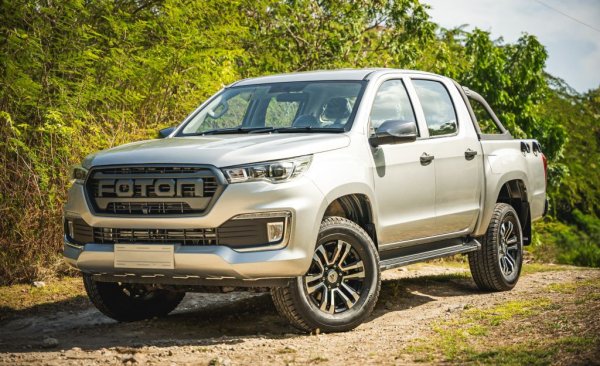 Leapmotor: Бързо развиващият се китайски производител се дистрибутира в мрежата на акционера си Stellantis. В България това означава чрез "София Франс Ауто", представителя и на повечето други марки на глобалния гигант (изключението е Maserati).  

Seres Group: Автомобилите от марката DFSK (позната в Китай и на някои пазари като Fengon) се продават у нас от "Чайна мотор къмпани". 

BAIC: Няколко модела на пекинския производител се продават у нас от пловдивската "Терона Ауто", собственост на Иван Мишинков, Христо Бояджиев и Ива Шишкова. Дъщерната на BAIC компания Foton Trucks се представлява у нас от "Фючър Тръкс" на Павел Лефтеров-старши и предлага пикапи и лекотоварни модели. 

НА СНИМКАТА: Foton Tunland
