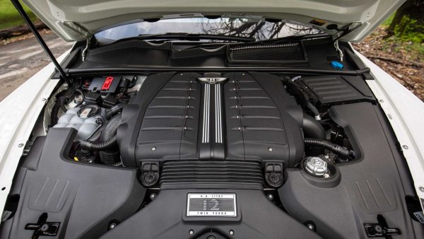 Работен обем: 5950 куб см.
Захранване: битурбо 
Мощност: 635 к.с. при 6000 об/мин 
Въртящ момент: 900 Нм при 1350 об/мин 
Максимална скорост: 306 км/ч 
Ускорение 0-100 км/ч: 3,9 секунди 