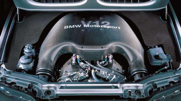 Работен обем: 5990 куб см 
Захранване: атмосферен 
Мощност: 710 к.с 
Въртящ момент: 700 Нм 
Максимална скорост: 310 км/ч 
Ускорение 0-100 км/ч: 4,7 секунди 