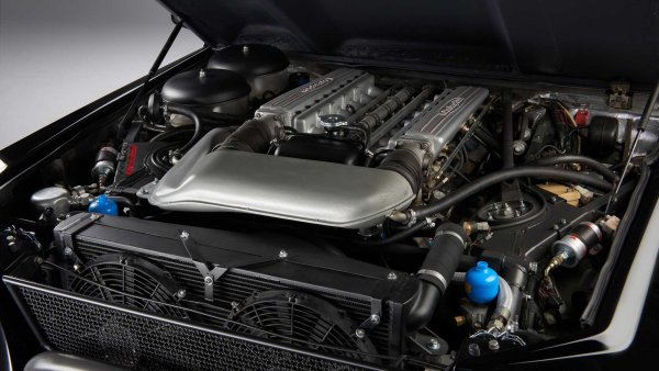 Работен обем: 5167 куб см 
Захранване: атмосферен 
Мощност: 420 к.с. при 5800 об/мин 
Въртящ момент: 500 Нм при 5000 об/мин 
Максимална скорост: 208 км/ч
Ускорение 0-100 км/ч: 7,8 секунди 