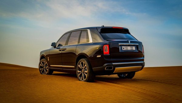 Абсолютно най-големият, най-мощният и най-скъп SUV на пазара. Cullinan получи един от най-големите двигатели в производство, чийто работен обем, 6,75 литра, е знак на почит към историята на самия Rolls.-Royce. Мощността от 571 к.с. нараства до 600 при специалната версия Black Badge, но ускорението от 0 до 100 км/ч не се посочва.