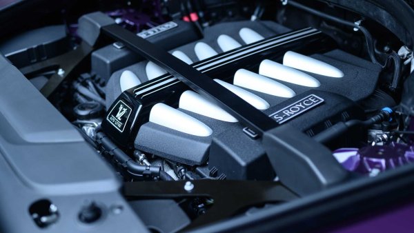 Работен обем: 6750 куб см. 
Захранване: битурбо 
Мощност: 571 к.с. при 5000 об./мин (600 к.с. Black Badge) 
Въртящ момент: 850 Нм при 1600 об/мин (900 Нм Black Badge) 
Максимална скорост: 250 км/ч 
Ускорение 0-100 км/ч: неизвестно 