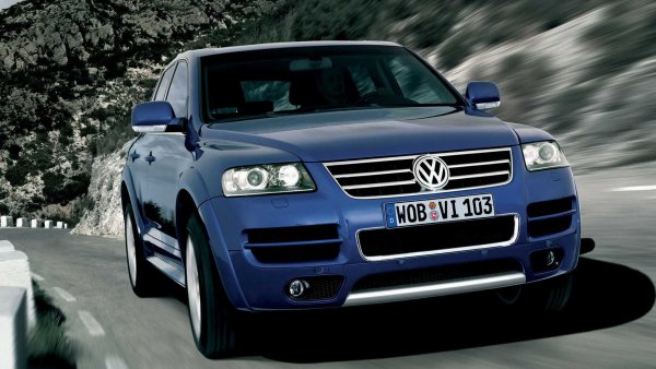 При дебюта си през 2002 г. Volkswagen Touareg получи най-големия и най-мощен турбодизел, познат в този момент &ndash; V10 TDI с 313 к.с. Няколщо години по-късно всъдеходът изненада всички с голям бензинов вариант. Продаван между 2005 и 2010 г., той се задвижваше от предшественика на 6,0-литровия W12, който сега се поставя Bentley Bentayga, като по това време все още не беше с компресор. 