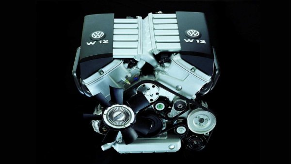 Работен обем: 5998 куб см 
Захранване: аспириран 
Мощност: 450 к.с. при 6000 об/мин 
Въртящ момент: 600 Нм при 3250 об/мин 
Максимална скорост: 250 км/ч 
Ускорение 0-100 км/ч: 5,9 секунди