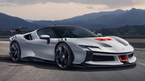 Стандартното Ferrari SF90 развива &bdquo;само&ldquo; 986 к.с., но версията XX Stradale е малко по-мощна. Това също е plug-in хибрид, при който по-голямата част от мощността се осигурява от 4,0-литровият туин-турбо V8. Той е комбиниран с три електромотора. Задвижването е към четирите колела, а скоростната кутия &ndash; 8-степенен автомат, като времето за достигане на 100 км/ч от място е 2,3 секунди.
