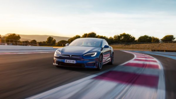 Дори някои от най-забележителните хиперколи на света отстъпват на Tesla Model S Plaid - седан, който може да побере цялото семейство. Благодарение на трите си електромотора Plaid вдига 96 км/ч за 1,99 секунди, но за подобно постижение са нужни наистина перфектни условия. 
