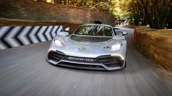 Хиперколата на AMG е наистина много специален автомобил, тъй като разчита на технологии от Формула 1. В основата на хибридното задвижване е 1,6-литров V6 двигател, който е комбиниран с 4 електромотора. Ускорението от 0 до 100 км/ч отнема 2,9 секунди, като всичко това струва пари &ndash; 2,75 млн евро. Съответно и тиражът е ограничен на 275 бройки.