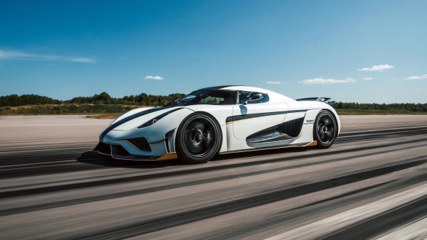 Koenigsegg се появява за първи път от трите в този списък с Regera. Нейното задвижване е истински шедьовър, тъй като съчетава 5,0-литров туин-турбо V8 с електромотор на всяко задно колело. Трети електромотор запълва празнините във въртящия момент и функционира като стартер-генератор. Използвайки трансмисия с директно задвижване и изпращайки мощност само към задните колела, Regera вдига 96 км/ч за 2,8 секунди и постига максимална скорост от 410 км/ч.