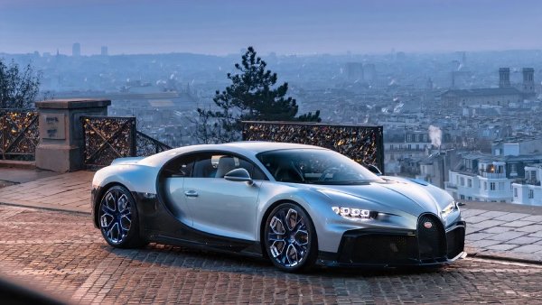 В случая няма нужда от електрификация, тъй като 8,0-литровият W16 с 4 турбокомпресора осигурява 1500 к.с. и 1600 Нм въртящ момент. Тези цифри позволяват време от 0 до 100 км/ч за по-малко от 2,5 секунди и максимална скорост 420 км/ч. Chiron Pur Sport е малко по-бърз, но има по-ниска максимална скорост &ndash; 380 км/ч, докато Chiron Super Sport прави невероятните 1600 к.с.
