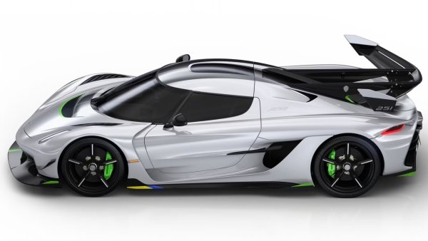 Въпреки че произвежда почти толкова мощност, колкото хибрида Gemera, Jesko работи по съвсем различен начин. Той има 5,0-литров V8 двигател с два турбокомпресора, но се нуждае ог гориво Е85, за да развие максималната си мощност. Тя се предава към задните колела чрез деветстепенна трансмисия с много съединители. Активното управление на задните колела, шасито от въглеродни влакна и най-лекият в света V8 колянов вал позволяват ускорение до 96 км/ч за 2,5 секунди.